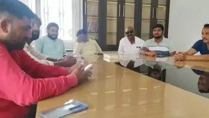 बारा: गौहनिया स्थित एम वी कॉन्वेंट स्कूल में जनता दरबार लगाकर लोगों की समस्याओं को सुनते विधायक बारा, डॉ वाचस्पति