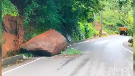 മീനച്ചിൽ: തീക്കോയി വാഗമൺ റോഡിൽ കല്ലം കവലയ്ക്ക് സമീപം റോഡിരികിലെ കൂറ്റൽ കല്ല് റോഡിലേയ്ക്ക് പതിച്ചു
