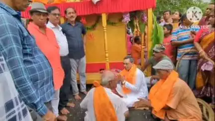 কুলপি: দেউলার মোড়ে রথের পুজো দিয়ে রথ উৎসবে শুভ সূচনা করলেন কুলপির বিধানসভার বিধায়ক জাগরণ হালদার।