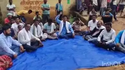 दुर्गुकोंदल: सहकारी समितियों में डीएपी खाद की किल्लत को लेकर ब्लॉक कांग्रेस कमेटी दुर्गुकोंदल ने किया धरना प्रदर्शन