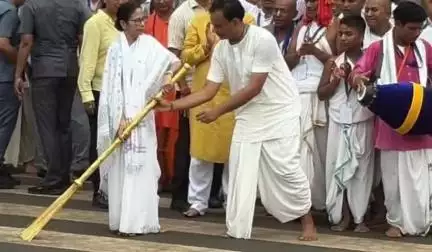 তমলুক: সোনার ঝাড়ুহাতে রথের রশিতে টান দিয়ে দীঘার জগন্নাথধামের ১ম বর্ষের রথযাত্রার শুভ উদ্বোধন করলেন রাজ্যের মুখ্যমন্ত্রী
