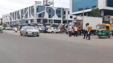 હિંમતનગર: મેડિકલ કોલેજની સામે વાહનોનો અડિંગો..વન વે રોડ છતાં એક બાજુનો અડધો રોડ પાર્કિંગ બન્યો#jansamasya