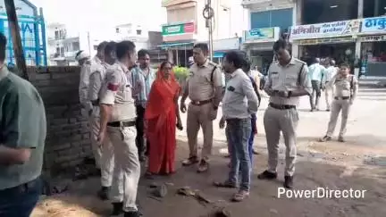 परसिया: परासिया: चौकी मोहल्ले में प्रशासन ने दुकान से हटाया कब्जा, विवादित दुकान पर खोल लिया था कैफे