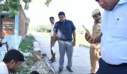 नौगढ़: जिलाधिकारी ने नगर पालिका सिद्धार्थनगर के अटल नगर वार्ड में सीसी रोड के निर्माण कार्य का निरीक्षण किया
