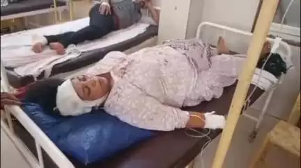 शिवपुरी नगर: सिरसौद चौराहा पर नाती से मिलने आई करैरा की महिला पर 17 साल पहले छोड़ चुके EX ने कुल्हाड़ी से किया हमला