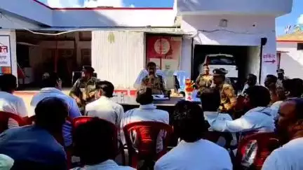 बिसवां: रेउसा थाना परिसर में एडिशनल एसपी और क्षेत्राधिकारी की अगुवाई में पीस कमेटी की बैठक आयोजित हुई