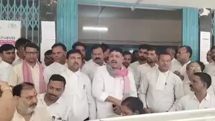फतेहपुर: कलेक्ट्रेट में सपाइयों ने यादव महासभा के लोगों के साथ किया प्रदर्शन, फर्जी मुकदमे लिखने में खाखी को दी चेतावनी