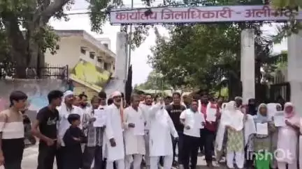 कोल: चिलकौरा में भूमि विवाद को लेकर कांग्रेस नेता और दर्जनों लोगों ने जिला कलेक्ट्रेट पर किया प्रदर्शन