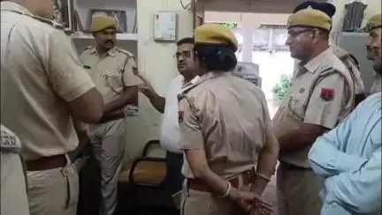 करौली: जिला कलेक्टर ने शहर में साइबर थाना का औचक निरीक्षण किया, लंबित प्रकरण पर कार्रवाई के दिए निर्देश