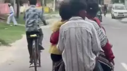 हरिद्वार: बैरागी कैंप में यातायात नियमों की धज्जियां उड़ाते युवक, एक बाइक पर छह युवकों के सवार होने का वीडियो हुआ वायरल