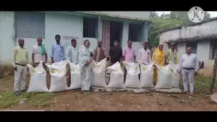 कछौड़ में राष्ट्रीय मिशन ऑन एडिबल ऑयल योजना के तहत किसानों को मूंगफली के बीज वितरित किए गए