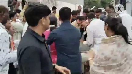 आगर: भाजपा जिलाध्यक्ष की टिप्पणी से कांग्रेस आक्रोशित, प्रधानमंत्री का पुतला दहन, पुलिस से झड़प