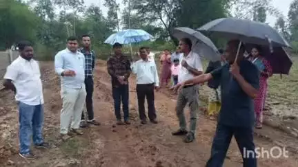 पुष्पराजगढ़: कोहका विद्यालय पहुंचकर जिला शिक्षा अधिकारी ने जर्जर सड़क का निरीक्षण किया