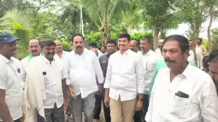 నిడుమోలు లాకుల వద్ద రామరాజుపాలెం ఛానెల్ కు నీటిని విడుదల చేసిన ఎమ్మెల్యే కృష్ణ ప్రసాద్