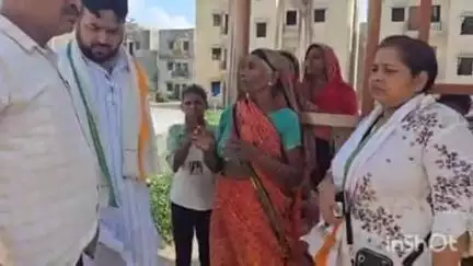 कासगंज: बदरिया की आसरा कॉलोनी में पानी की टंकी गिरने का मामला, कांग्रेस जिलाध्यक्ष ने कॉलोनी जाकर लोगों से घटना की जानकारी ली