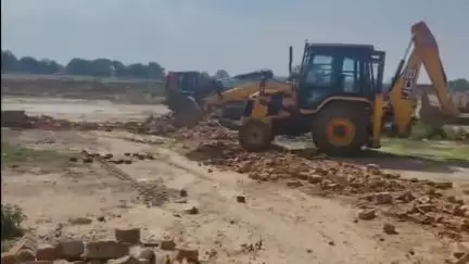 सोरांव: फाफामऊ क्षेत्र के अलग-अलग स्थान पर कुल 38 बीघा में की गई अवैध प्लाटिंग को किया गया ध्वस्त