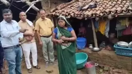 हंटरगंज: अकौना में बीडीओ ने दलित परिवार के ध्वस्त मकान का किया निरीक्षण व 50 किलो राशन मुहैया करवाया, पब्लिक ऐप की खबर का हुआ असर