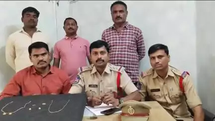 గంగాధర: లో వృద్ధురాలి వద్ద బంగారం కాజేసిన నింది తుడిని అరెస్టు చేసి వివరాలను వెల్లడించిన చొప్పదండి సిఐ ప్రదీప్ కుమార్