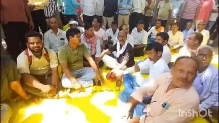 पडरौना: कुशीनगर में खाद विक्रेताओं ने विकास भवन पर किया जोरदार प्रदर्शन, विभागीय उत्पीड़न का लगाया आरोप