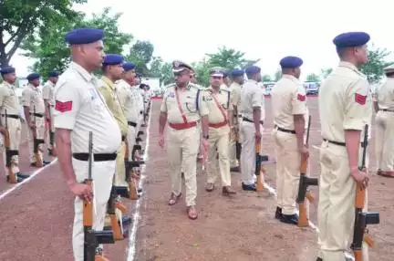 बेरला: दुर्ग रेंज के आईजी ने बेमेतरा जिला पुलिस का वार्षिक निरीक्षण किया, रक्षित केंद्र में ली परेड की सलामी