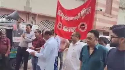 लाडपुरा: वेस्ट सेन्ट्रल रेलवे एम्पलॉईज यूनियन के नेतृत्व में ट्रेक मेंटेनर ने मंडल रेल प्रबंधक कार्यालय पर किया विशाल प्रदर्शन