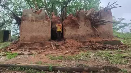 कुंदा: सिंदरी गांव में बारिश से घर गिरा