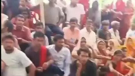 कटरा: गंगेया चौक स्थित यूनियन बैंक पर खाताधारियों का धरना प्रदर्शन, प्रबंधक पर लगाया बैंक स्थानांतरण का आरोप