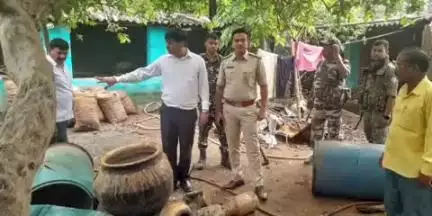 डंडई: जरही गांव में अवैध शराब कारोबार को लेकर एसडीएम ने 'ऑपरेशन क्लीन' अभियान चलाया, दो भट्टियां ध्वस्त की गईं