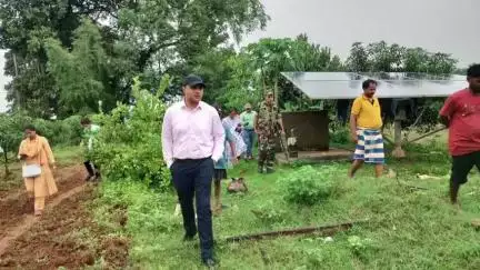 पाकरटांड: उप विकास आयुक्त ने केसलपुर और पाकरटांड पंचायत में मनरेगा योजनाओं का किया निरीक्षण