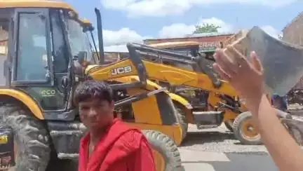 पुपरी: डीएम के निर्देश पर भिट्ठा मोर में एकीकृत जांच चौकी की स्थापना के लिए भूमि से अतिक्रमण हटाने का कार्य शुरू