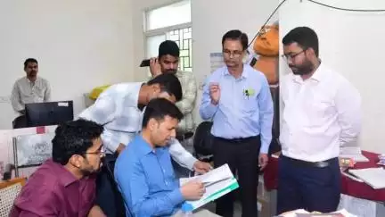 हरदा: संभागायुक्त तिवारी ने एसडीएम और तहसील कार्यालय का निरीक्षण किया