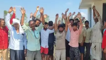 हसनपुर: चोरों के खिलाफ कार्रवाई न करने से नाराज़ जल निगम के कर्मचारियों ने गारवपुर में जल सप्लाई ठप्प कर दिया, हुआ हंगामा