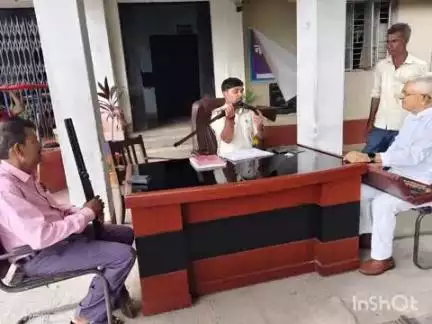 कृत्यानंद नगर: के नगर थाना में थाना अध्यक्ष द्वारा सशस्त्र लाइसेंस का सत्यापन किया जा रहा है