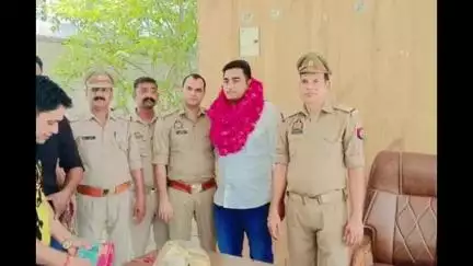 करहल: करहल थाने में तैनात हेड कांस्टेबल का किशनी थाने में स्थानांतरण, पुलिसकर्मी और लोगों ने फूलमाला पहनकर किया विदाई