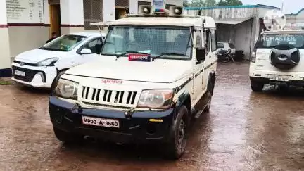 शाहनगर: बोरी रोड पर नशे में गाड़ी चलाते हुए युवक को पुलिस ने पकड़ा