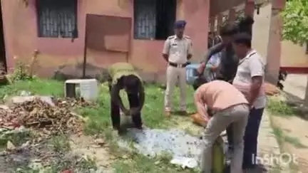 शिवहर: पुरनहिया थाना में विभिन्न मामलों में ज़ब्त 61 लीटर शराब को किया गया नष्ट