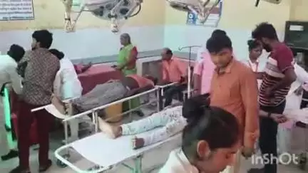 अकबरपुर: अकबरपुर-टांडा रोड पर एसपी कार्यालय के निकट ऑटो और बाइक की जोरदार भिड़ंत, 4 लोग गंभीर रूप से घायल, अस्पताल में भर्ती