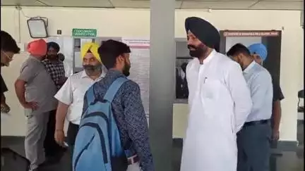 ਐਸਏਐਸ ਨਗਰ ਮੁਹਾਲੀ: ਸੈਕਟਰ 82 ਵਿਖੇ ਮੰਤਰੀ ਲਾਲਜੀਤ ਸਿੰਘ ਭੁੱਲਰ ਵੱਲੋਂ ਆਰਟੀਓ ਦਫਤਰ ਦਾ ਕੀਤਾ ਗਿਆ ਅਚਨਚੇਤ ਦੌਰਾ