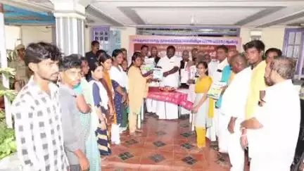 செந்துறை: செந்துறை நகரிலுள்ள முழு நேர கிளை நூலகத்திற்கு, போட்டி தேர்வுகளுக்கான நூல்கள் வழங்கிய அமைச்சர் சிவசங்கர்