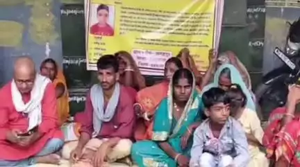 सिंघवारा: सनहपुर पंचायत से 11 साल का रणधीर कुमार दो साल से लापता, परिजन अनिश्चितकालीन धरने पर तीसरे दिन भी बैठे