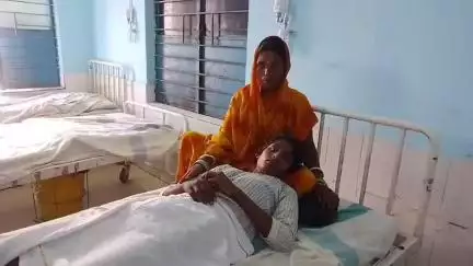 बेलदौर: कुम्हरैली हनुमाननगर मार्ग पर ईंट भट्ठा के पास ई-रिक्शा पलटने से दो छात्राएँ घायल