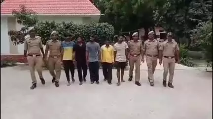 तमकुही राज: सेवरही पुलिस ने पंचायत के दौरान हुई हत्या के मामले में वांछित एक महिला सहित 6 अभियुक्तों को किया गिरफ्तार