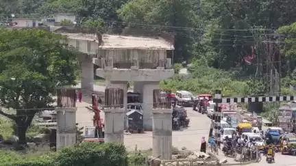 कटिहार: गौशाला ओवरब्रिज के अधूरे निर्माण से स्थानीय लोग परेशान, जाम और दुर्घटना की समस्या बरकरार