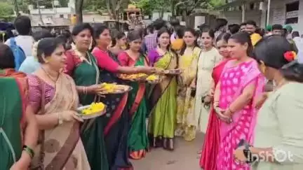 ಮೈಸೂರು: ಚಾಮುಂಡಿ ಬೆಟ್ಟದಲ್ಲಿ ಮೊದಲ ಆಷಾಢ ಶುಕ್ರವಾರ ಸಂಭ್ರಮ, ದುರ್ಗಾ ಫೌಂಡೇಶನ್‌ನಿಂದ ಮಹಿಳೆಯರಿಗೆ ಉಡಿ ತುಂಬುವ ಕಾರ್ಯಕ್ರಮ