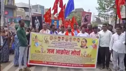 बुलढाणा: माळेगाव येथील पीडित आदिवासी बांधवांच्या न्यायासाठी जिल्हाधिकारी कार्यालयावर धडकला जनआक्रोश मोर्चा #jansamasya