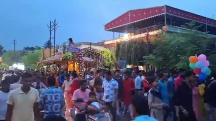 গড়বেতা ৩: চন্দ্রকোনা রোডে রথযাত্রা উপলক্ষ্যে হাজার হাজার মানুষের ভিড়, জগন্নাথ মন্দির থেকে রথের দড়িতে পড়লো টান