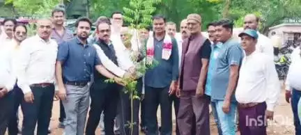 राजनांदगांव: राजनांदगांव तहसील कार्यालय में एसडीएम, तहसीलदार और अन्य गणमान्य नागरिकों की मौजूदगी में किया गया वृक्षारोपण