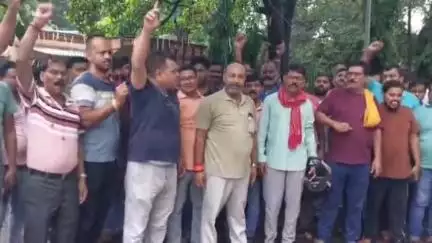 धनबाद/केंदुआडीह: उत्पाद कार्यालय में सरकारी शराब दुकान के सेल्समैन ने किया हंगामा, उत्पाद दरोगा पर मारपीट का आरोप लगाया