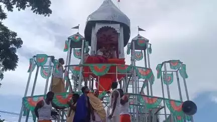 শান্তিপুর: শান্তিপুরের বড়বাজার রথতলা এলাকার রথের দড়ি টানায় উপস্থিত প্রাক্তন বিধায়ক