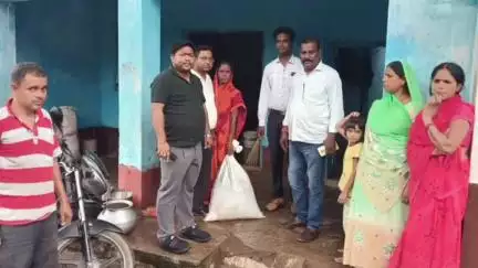 विष्णुगढ़: सोनार मोहल्ला में बारिश से ढहा कच्चा मकान, अंचलाधिकारी ने किया निरीक्षण और खाद्य सामग्री उपलब्ध कराई